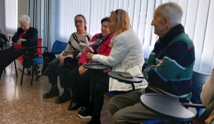 La persona, en el centro